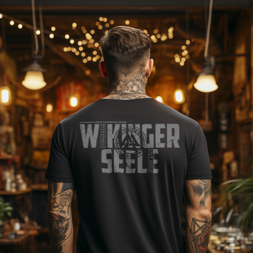Schwarzes Wikinger T-Shirt für Männer mit Schriftzug "Wikinger Seele" auf dem Rücken von DONNERWOLF